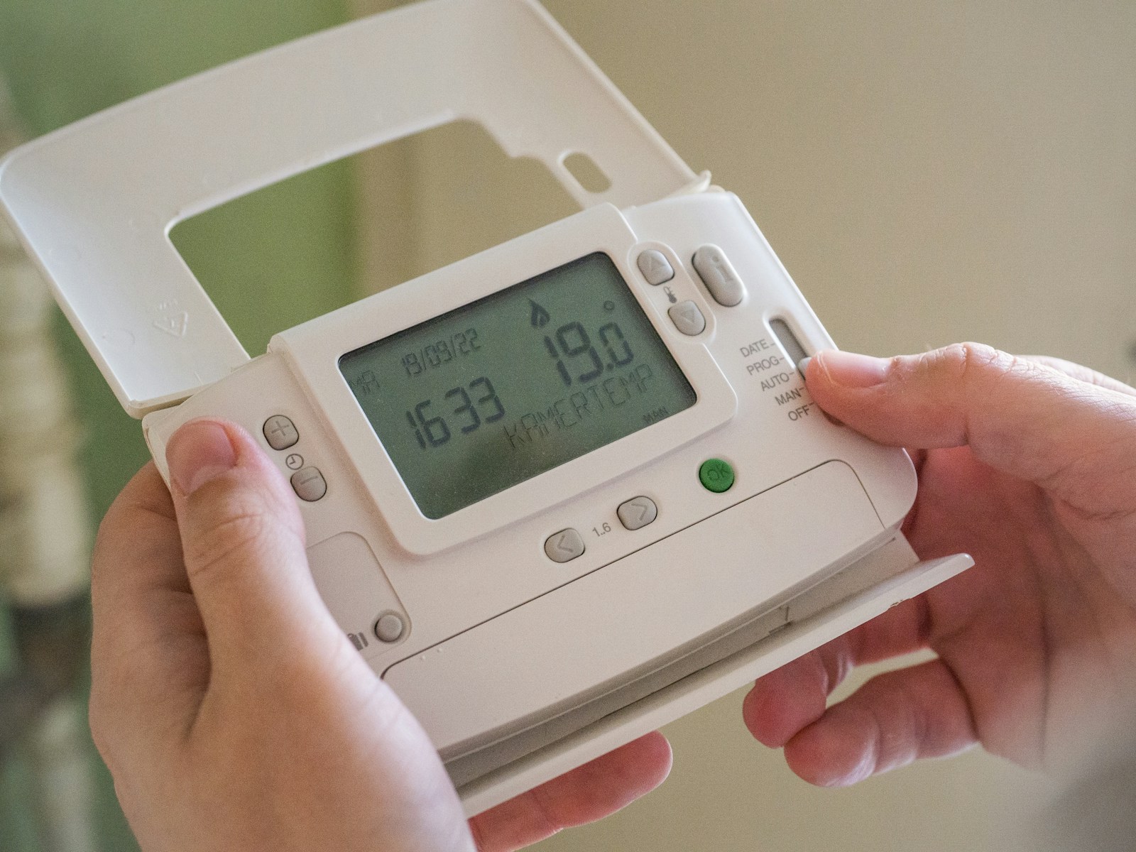 Optimal Attic Fan Temperature Settings for Efficiency