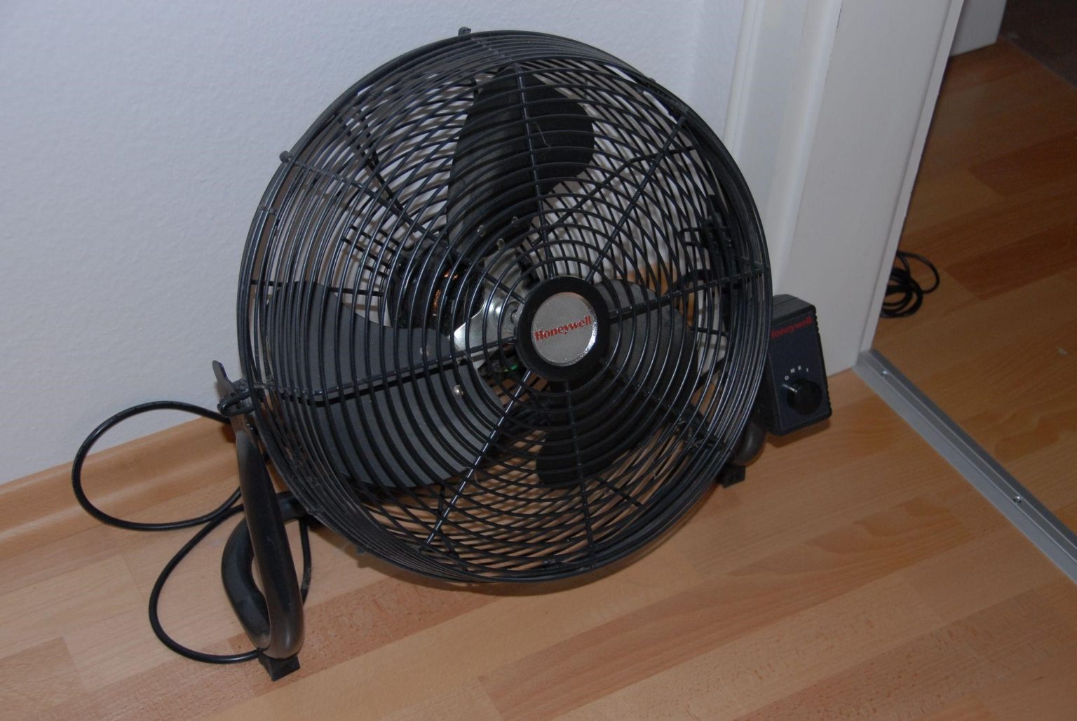 How to Position Fans for Optimal Airflow to Cool a Room