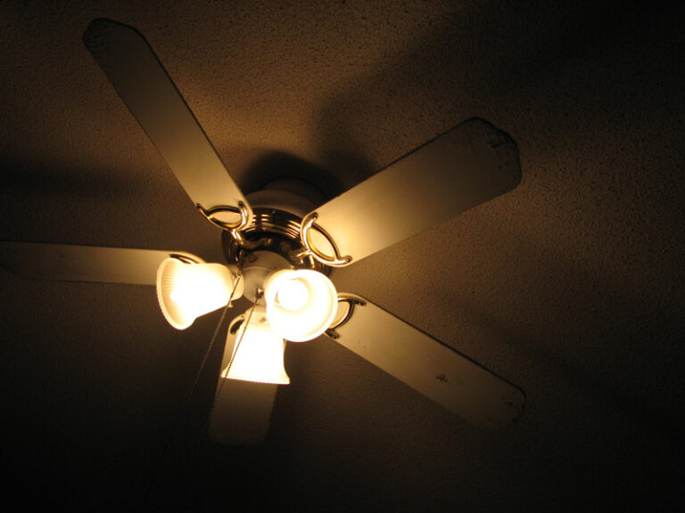 How Ceiling Fans with Lights Enhance A Bedroom Décor